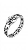 Delicate Silver Daisy Ring