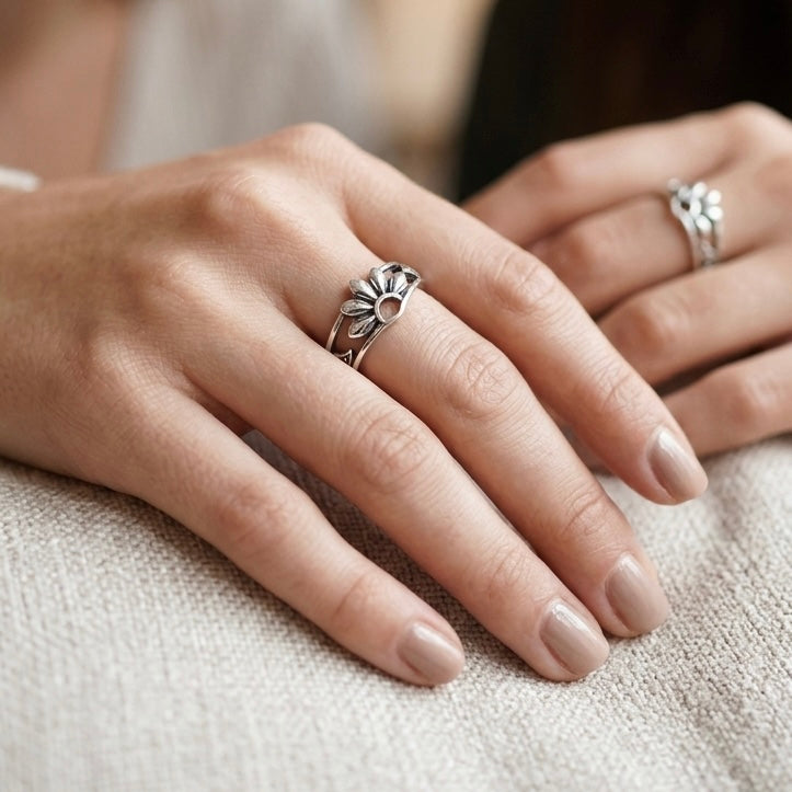 Delicate Silver Daisy Ring