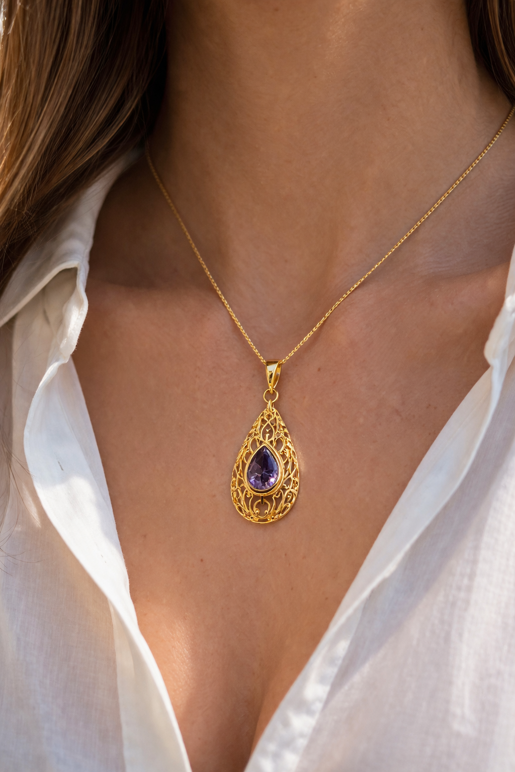 Elegant Gold Teardrop Pendant Necklace