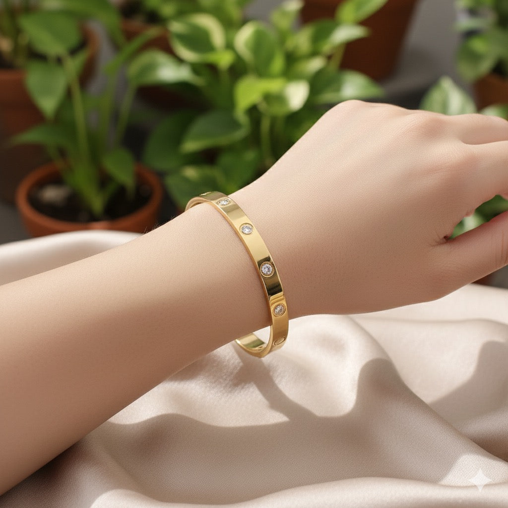Classic Screw Motif Bangle